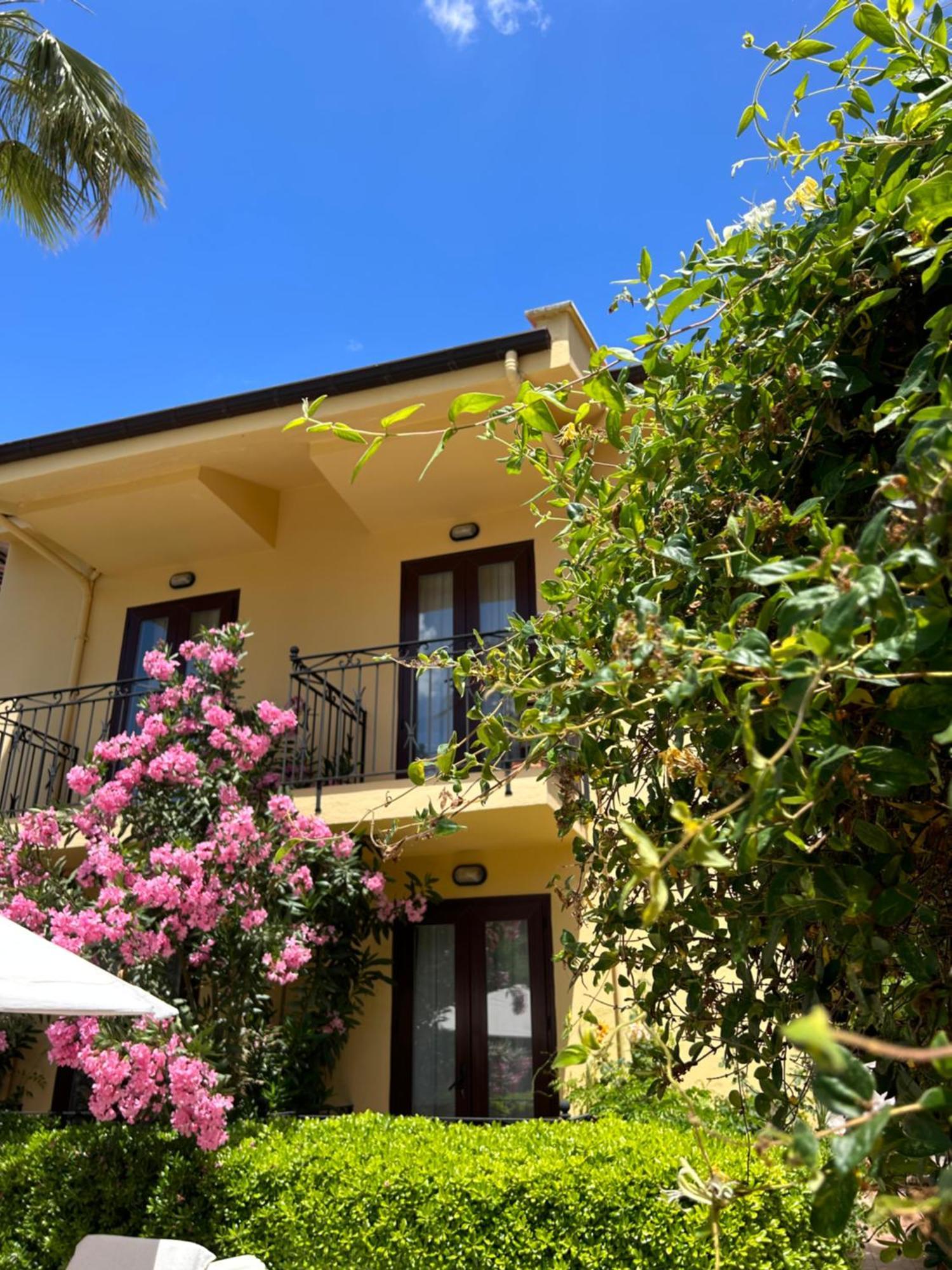 Villa Danlin Hotel Гёчек Экстерьер фото
